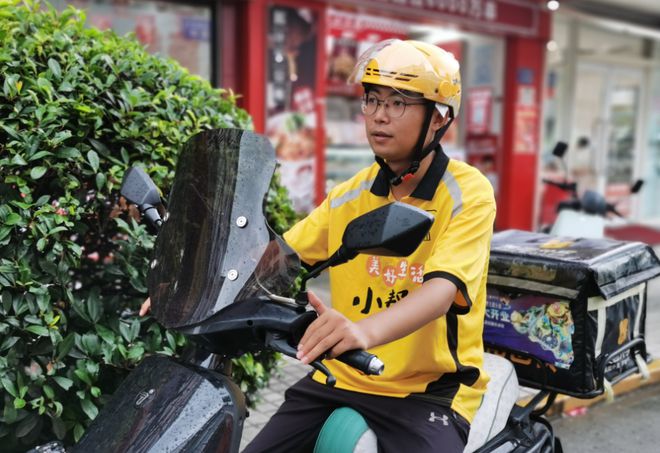 机支架交警：不是为难大家是为了安全爱游戏app入口电动车不允许安装手(图4)
